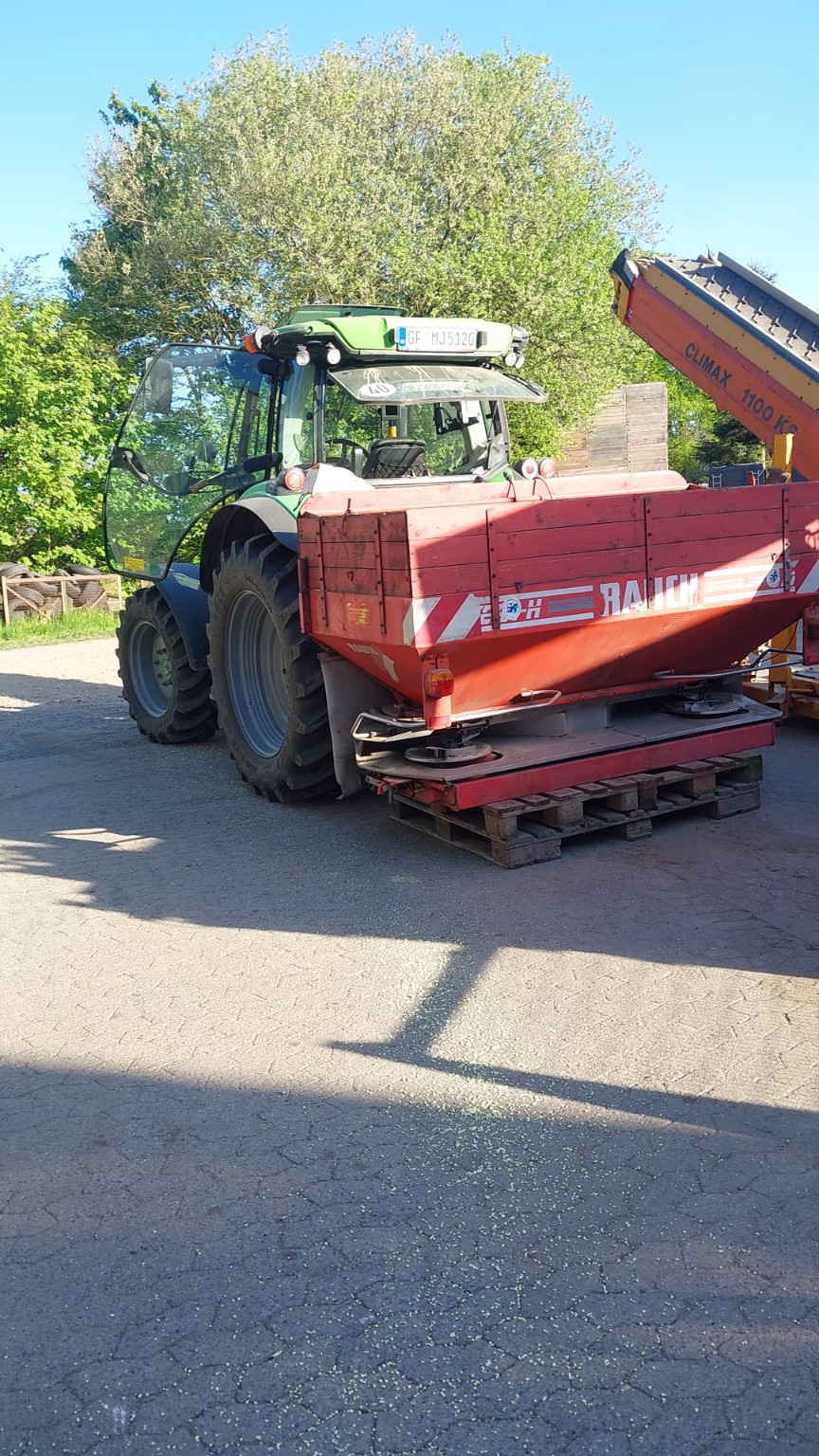 Traktor mit Streuer