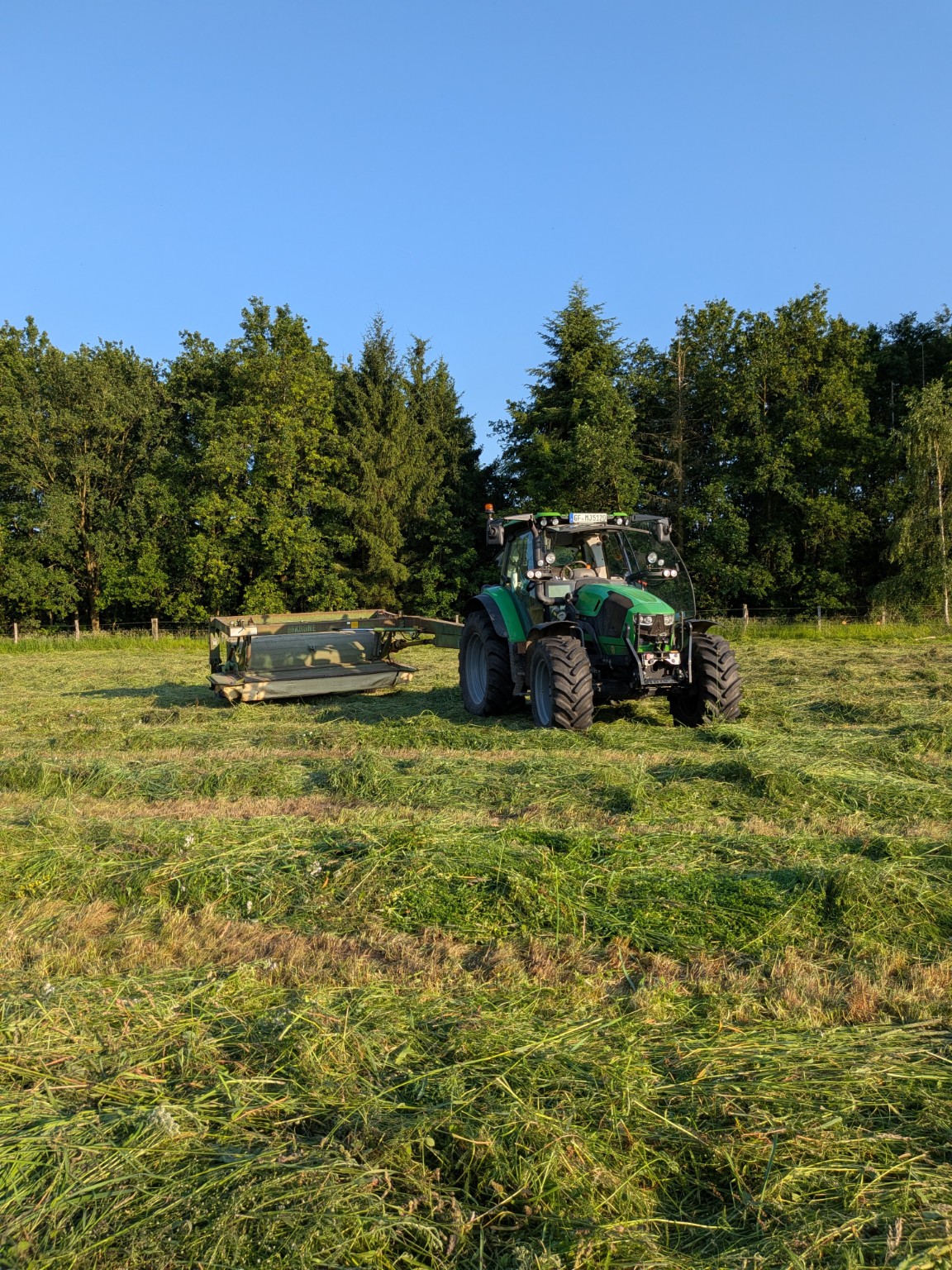 Grünlandpflege mit Traktor
